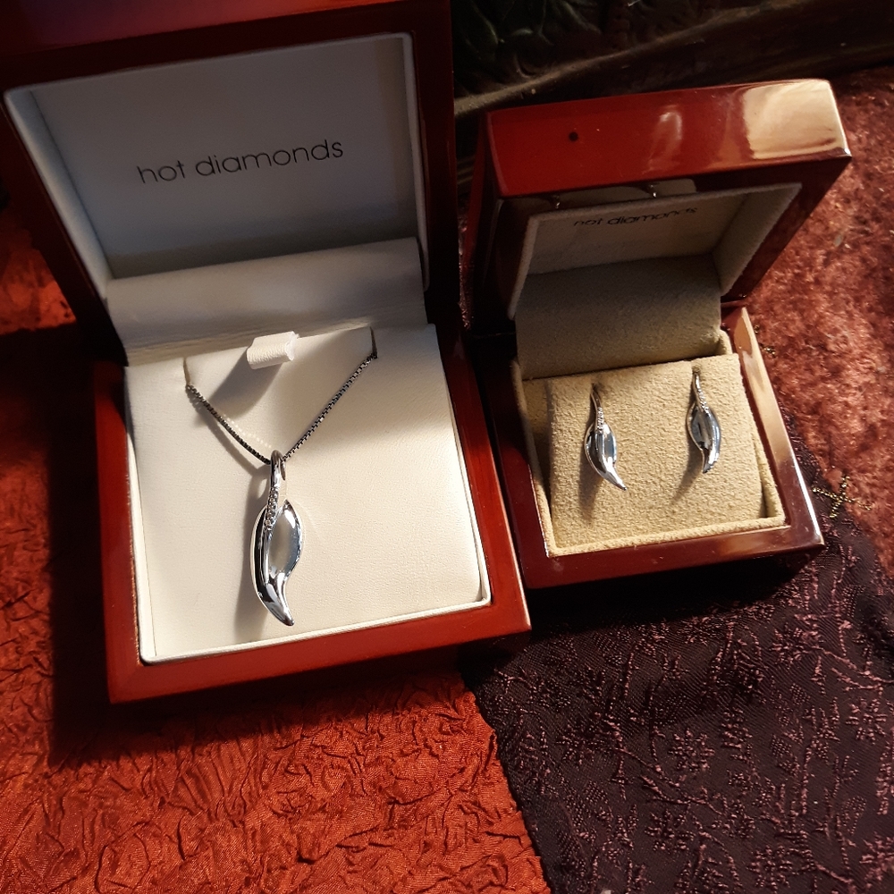 Hot Diamonds Necklace & Earrings